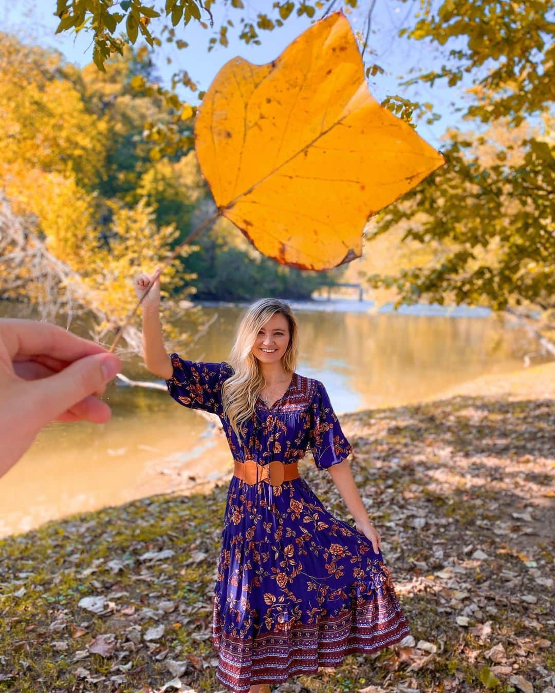 サシャ・カリスのインスタグラム：「Reach for the leaves 🍁😄」