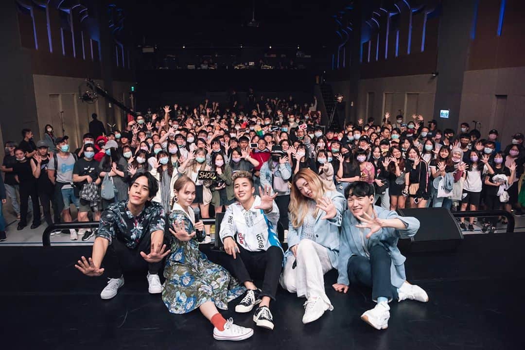 慢慢説（マンマンシュオー）さんのインスタグラム写真 - (慢慢説（マンマンシュオー）Instagram)「大合照有你嗎？  #還沒打字就按到發出 #潮流新聲 #Limi #慢慢說 #婁峻碩」10月25日 0時18分 - _murmurshow_