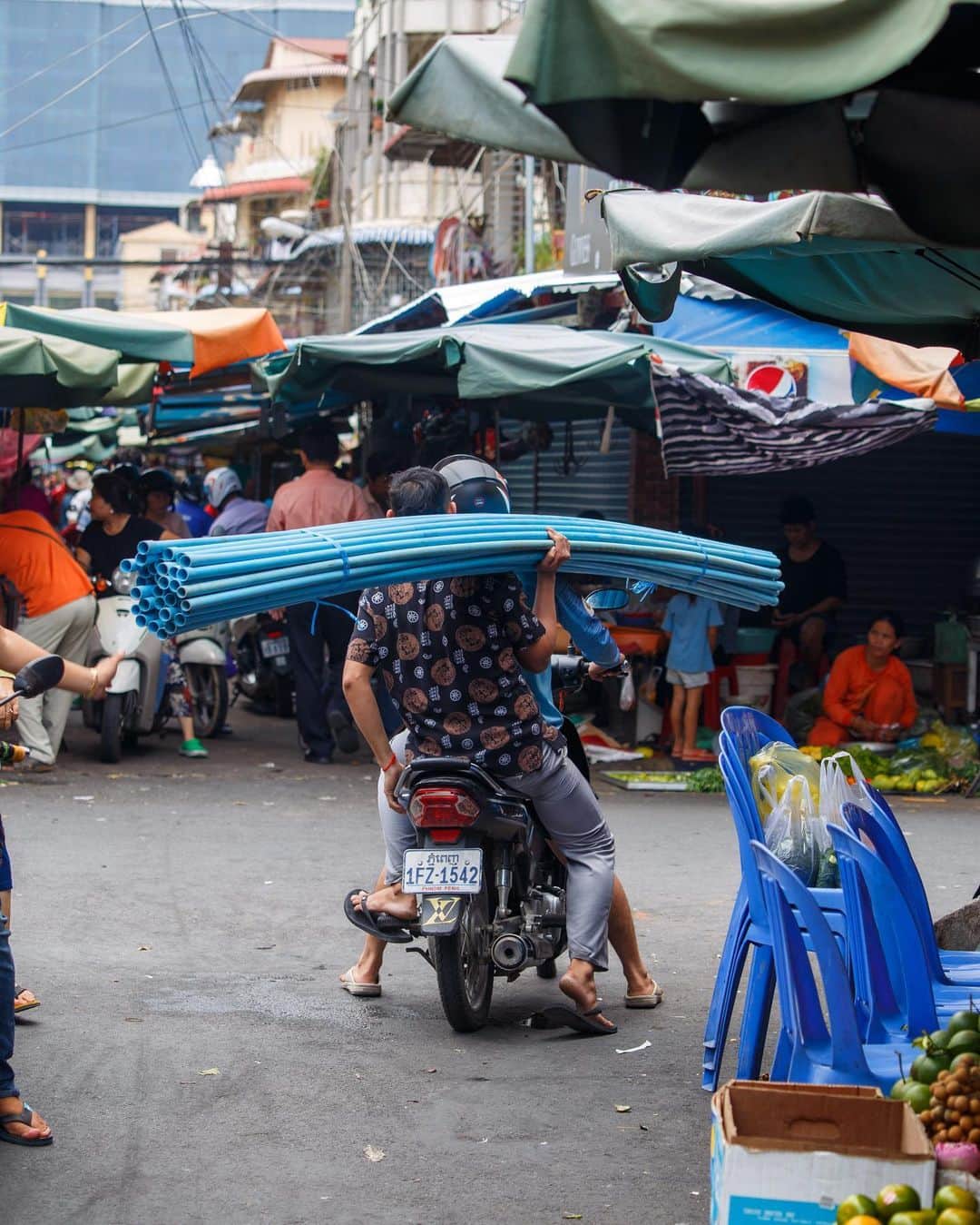 Shunsuke Miyatakeのインスタグラム：「Pipe Transportation Phnom Penh Style」