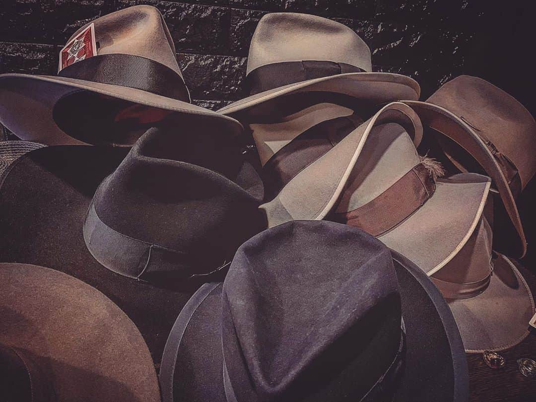 のインスタグラム：「My buddies   #fedorahat」