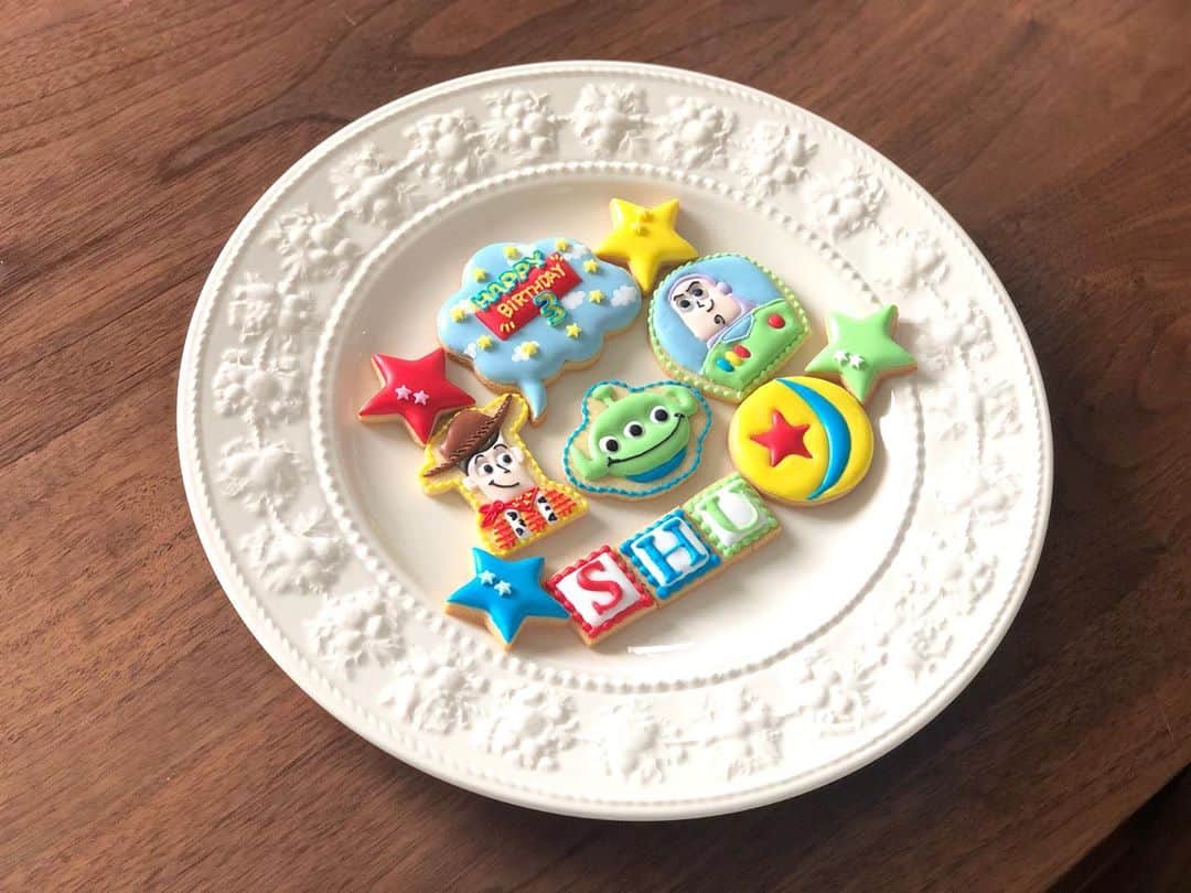 西木恵美里さんのインスタグラム写真 - (西木恵美里Instagram)「3歳のお誕生日おめでとうクッキー👏🏻💕 またまたトイストーリーを🤖🤠🎈  今回はちょこっとクッキーの風合いを生かして✨  いつもありがとう🥺💓💓  #アイシングクッキー #バースデークッキー #トイストーリークッキー #3歳誕生日」10月25日 11時22分 - kamiyaemily