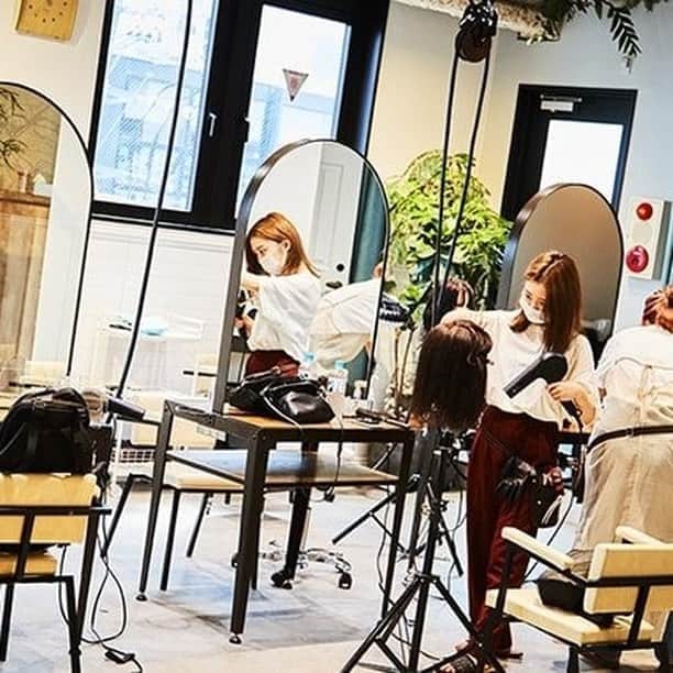 リジョブ さんのインスタグラム写真 - (リジョブ Instagram)「『December』のサロン作り・リピートを高める方法に迫る！#1・#2 @december.hair  @yusuke.kitada  「あたたかい技術・人・空間」をビジョンに掲げる美容室『December』。2018年に渋谷に店舗を構えて以来、高い技術力でお客さまから支持を集め着実に成長を続けています。そんな『December』がファンをつかんでいる背景には、お客さまの信頼を築くお悩み解決やあえて美容室っぽさをなくした空間作りがありました。  今回は、代表の北田ゆうすけさんにインタビュー。前編では安定して成果を上げる方法について。後編では、リピートを高める方法に迫ります🍀✨ ※記事は @morerejob のプロフィール欄のリンク先からチェックできます。  #美容師 #アシスタント #スタイリスト #美容師スタイリスト #美容学生 #美容学校生 #就職 #転職 #求人サイト #リジョブ #morerejob #美容院 #サロン内装 #こだわり #経営 #集客 #売上 #サロン作り #空間作り #コンセプト #環境 #接客 #つながり #技術 #december #北田ゆうすけ」10月25日 10時00分 - morerejob