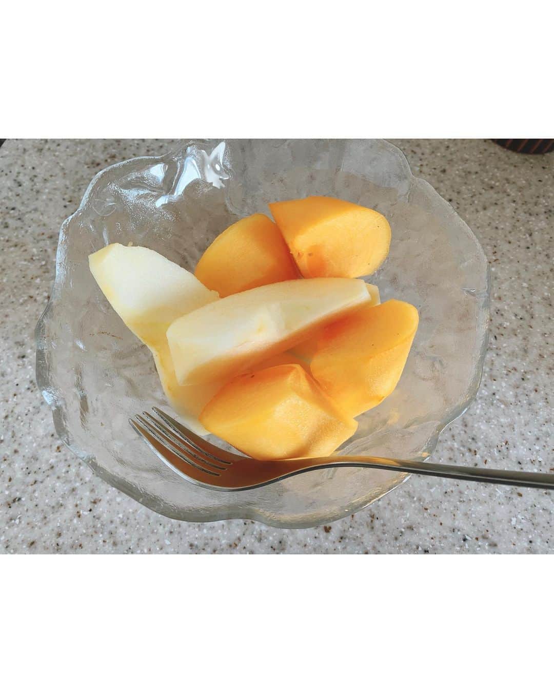 高原愛さんのインスタグラム写真 - (高原愛Instagram)「朝は季節のフルーツを食べて沢山水分を取るとデトックス作用も高まって良いそうなので今日は、柿と友達から頂いた甘くて美味しいリンゴ🍎モモも喜んで食べてた😋❤️柿はビタミンCやベーターカロテンが豊富✨リンゴは「1日一個のりんごは医者いらず」と呼ばれるくらい健康にGood👏 皆様今日も良い一日をお過ごし下さいませ😌☀️🌈  #fruit#breakfast#apple#healthy#morning#dog#dachshund#dachshundlove#dachshundsofinstagram#detox#フルーツモーニング#フルモニ#朝フルーツ#デトックス#旬#果物#いぬのいる暮らし#ダックスフンド#ご馳走様でした #😋#❤️」10月25日 9時54分 - ai_takahara_ai