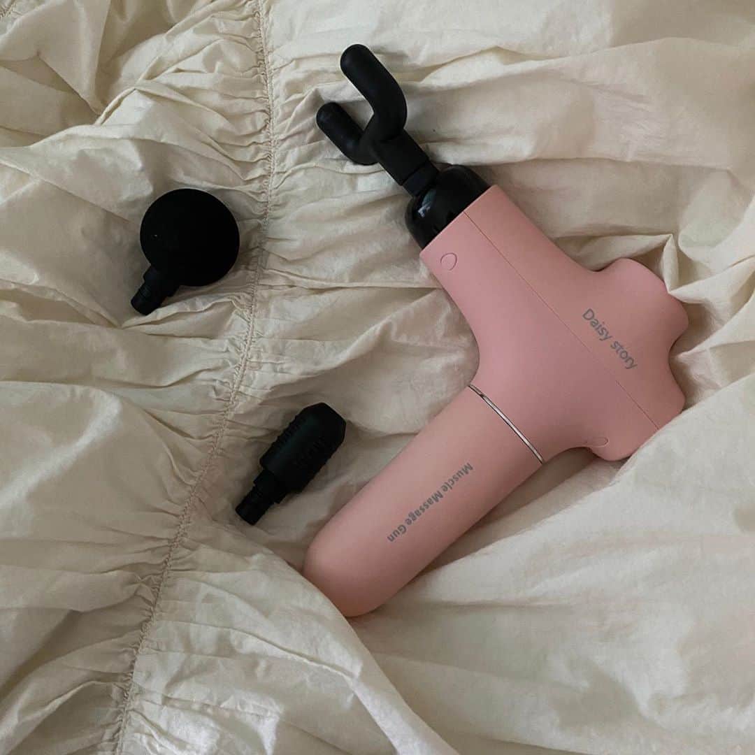キム・ダヘのインスタグラム：「#공동구매 마사지건 프리오더 주문하신분들 중 핑크로 변경하실분들은 카카오톡 daroosesang 으로 성함/연락처 보내주시면 핑크로 변경하여 다음주 출고해드릴게요! (카카오톡 채널말고 문자받으신 연락처를 저장해서 카톡보내주세요!)  화이트는 다음주 월요일, 핑크는 다음주 수요일에 출고됩니당!!!  주문서 정리로 인하여  오늘 밤 11시까지만 변경받으니 참고해주세요 🤍🤍  화이트랑 핑크 재입고되어 내일 600개정도 마사지건 오픈할게요!! 저번에 너무 빨리 품절되어서 이번에 가격안올리고 그대로 69000원에 진행가능하게되었어요 😭😭 아마 다음 진행부터 올라갈거에요 내일 오전 11시부터 이틀동안 열어둘게요!」