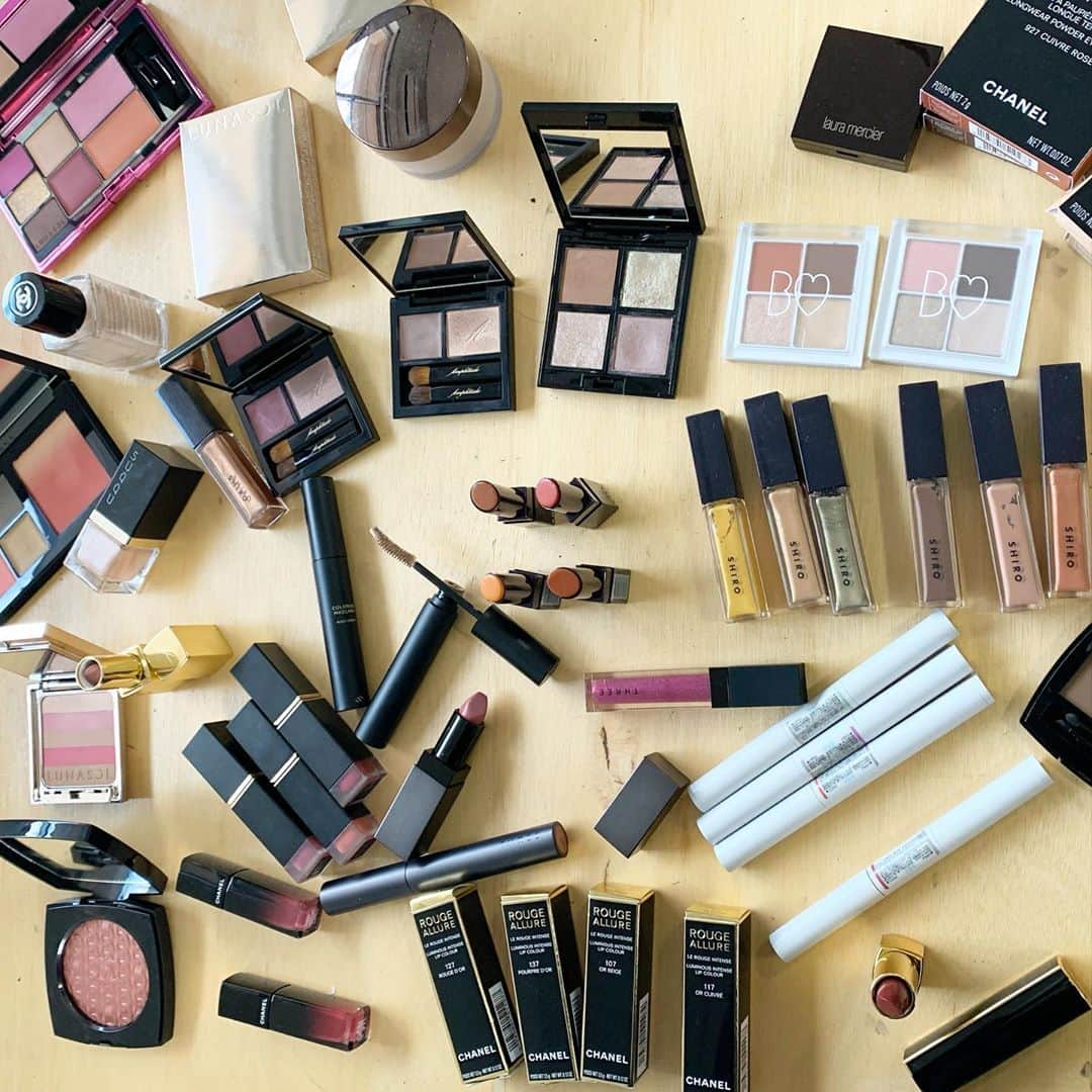 久保雄司のインスタグラム：「可愛いのたくさんあって悩む💄  明日のオンラインイベント 公開撮影〜撮影の裏側〜 楽しみー🥳！ やるぞーーー🔥🔥  #クボユウジ」