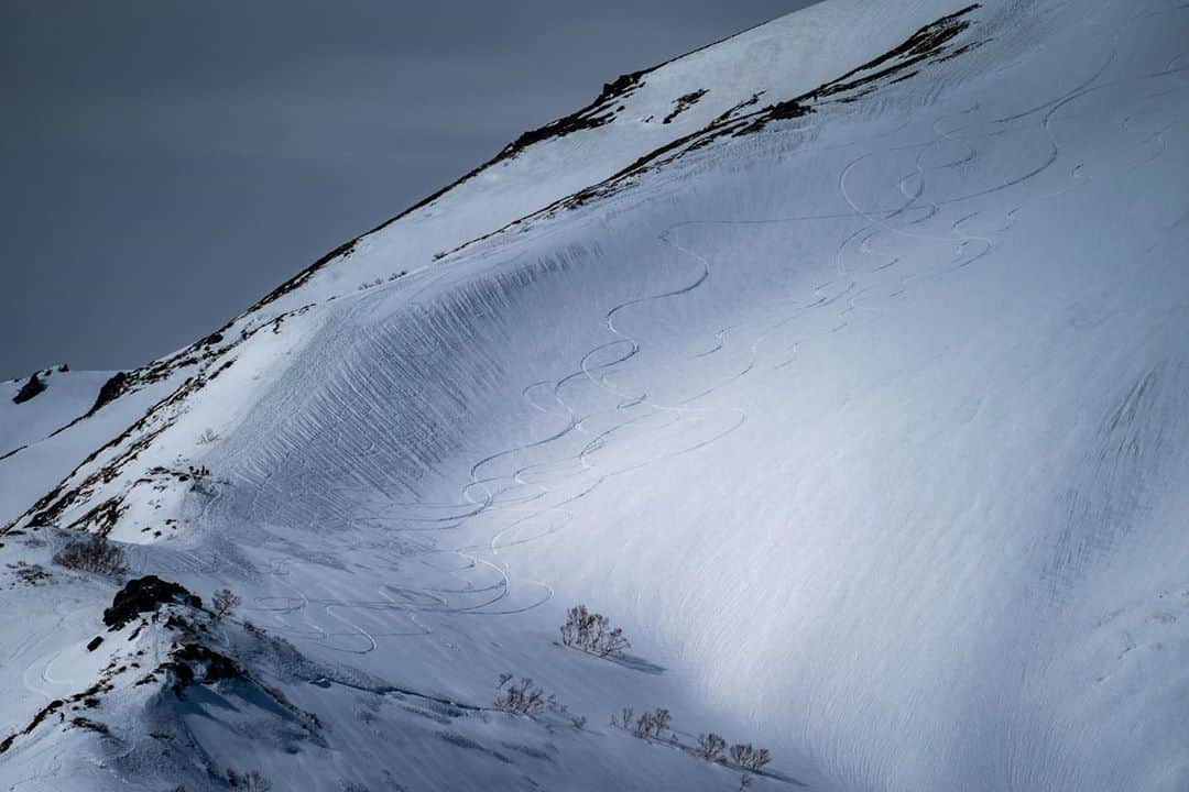 田村幸士さんのインスタグラム写真 - (田村幸士Instagram)「. 谷川岳にも降雪の知らせ！ . . 緑が広がる森林や美しい水が流れる川を「自然」と呼ぶならば、街は「不自然」かもしれません。 僕らはその不自然な街で自然体でいるという歪み中で生きています。 . だから僕は時間ができると自然の中へ行き、身を委ね、自然体に の自分を取り戻し、そして不自然の街に戻り過ごしていく。その繰り返しです。 . この冬はどれだけの自然と出会えるのか楽しみ。 . 新井さん！今シーズンも宜しくお願いします！！ . . . . #大自然 #群馬県 #みなかみ #みなかみ町 #谷川岳 #バックカントリー #バックカントリースキー #雪山 #雪山登山 #山が好き #登山好きな人と繋がりたい #登山好き #登山用品 #山岳写真 #雪国 #α9ii #snowmountain #snowscape #snowsnowsnow #tanigawadake #mountainphotography #japow #skijapan #arcteryx #sweetprotection #sonyalpha #sonyalphaclub #minakami #loveskiing #skimountaineerning」10月25日 10時06分 - kojimg