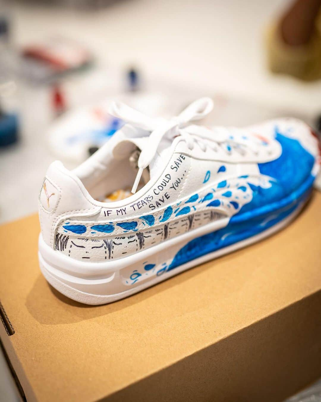 キャブスさんのインスタグラム写真 - (キャブスInstagram)「Day One of @_martkd Art on Sneakers Workshop Competition is complete! We’ve collaborated with @culturejunkie85 / @archie_green, @alexanderjohndesign, @yellowbrick.sneakers & @rockhall during Team Up For Change to Unite, Inspire and Activate local artists.  Participants were inspired by hearing from @rockhall Vice President and Chief Curator @nwaka.onwusa and @_martkd 2019 winner September Shy (@tember611).  Unite.  Inspire.  Activate.   🔥 from day one of @martkd!」10月25日 10時18分 - cavs