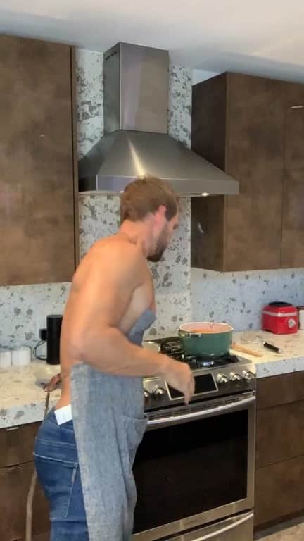 ニック・ビオールのインスタグラム：「2 cans whole peeled tomatoes, garlic, onions, olive oil. Basil   1 lb ground beef, 1 pound Italian sausage, 3 eggs, Oregano, parsley, garlic, onions, Parmesan cheese, salt, red pepper flakes, bread crumbs, olive oil.」