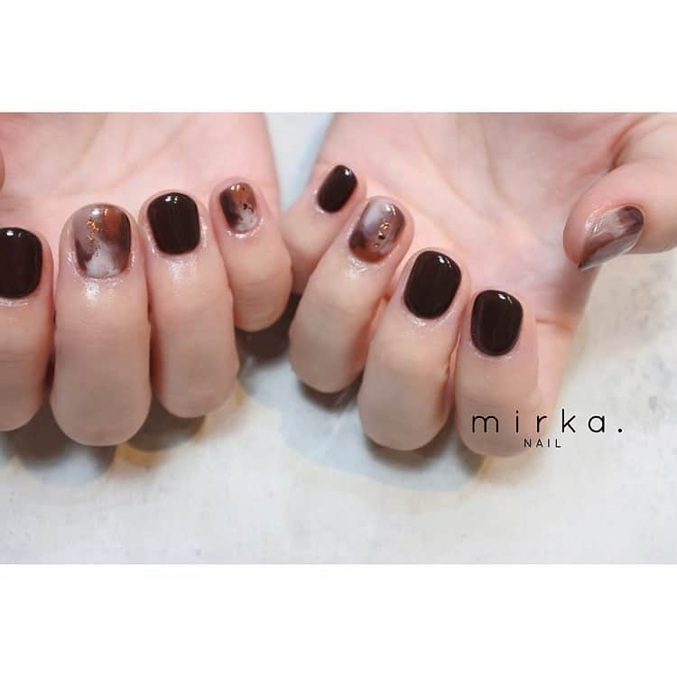 mirka. NAIL(ミルカネイル)さんのインスタグラム写真 - (mirka. NAIL(ミルカネイル)Instagram)「﻿ dark brown ▬﻿ ﻿ ﻿ -----------------------------------------﻿ ﻿ ご予約、お問い合わせは﻿ LINE ID→@mirka.nail(@含む)まで。﻿ 直近の空き状況やご予約方法、そのほか詳細はLINEタイムラインをご覧ください。﻿ ﻿ オーダーネイルチップのご注文もお気軽にお問い合わせ下さい。﻿ ﻿ ﻿ 感染予防対策をしっかり行ったうえでお客様をお迎えしております。﻿ ﻿ 〈感染予防の取り組み〉と〈お客様へのお願い〉を﻿ ハイライトにてまとめておりますので、ご確認くださいませ◡̈﻿ ﻿ ﻿ ﻿ #mirkanail#nails#nail#nailart#naildesign﻿ #ショートネイル#ネイルアート#ネイルデザイン#ネイル#大人ネイル#シンプルネイル#オフィスネイル#ニュアンスネイル#秋ネイル﻿」10月25日 10時19分 - mirka.nail