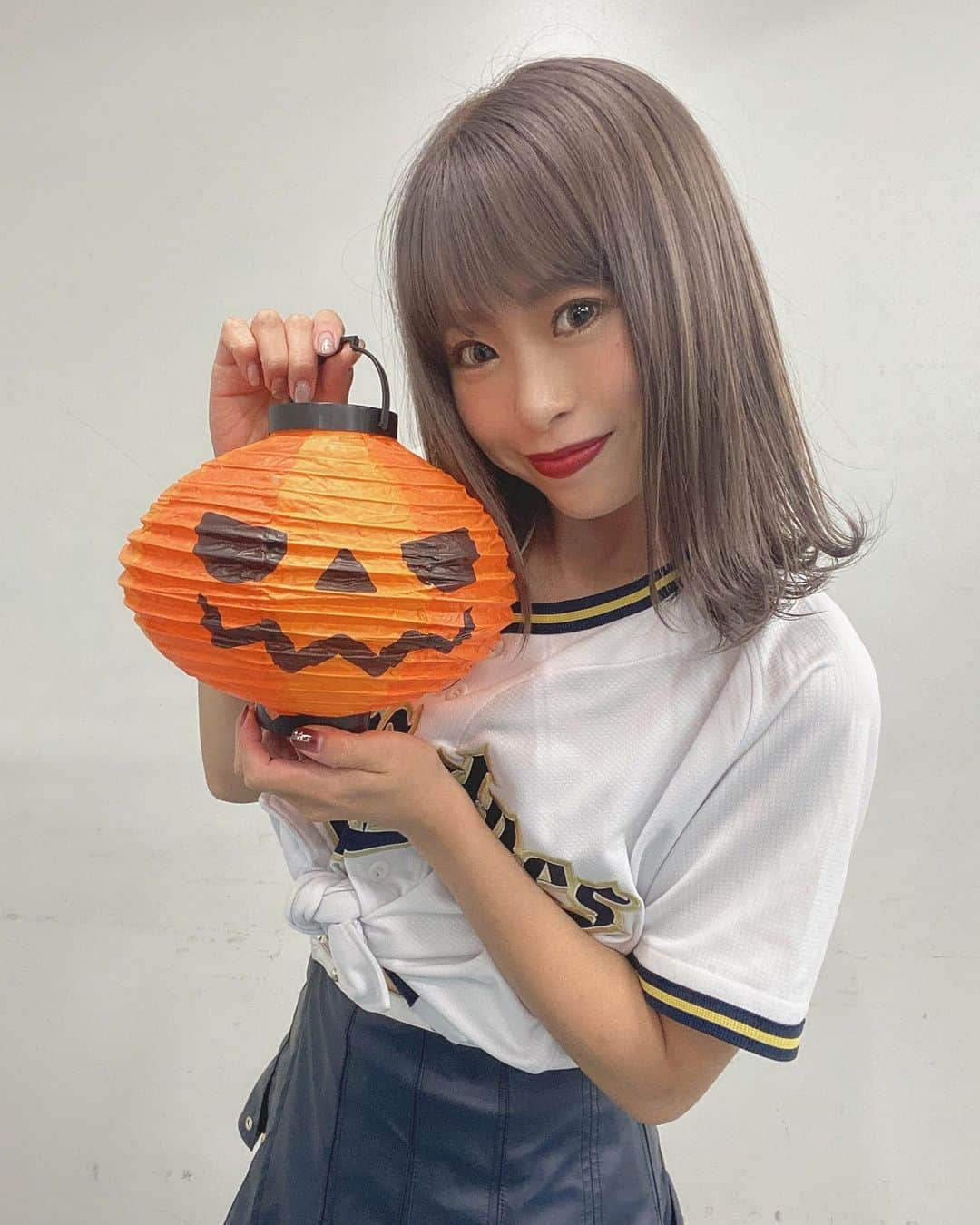 SAYAKA（BsGirls）のインスタグラム：「﻿ ﻿ ﻿ Good morning 😈♡﻿ ﻿ ﻿ ﻿ ﻿ 昨日のハロウィン仕様どうでしたか？🙊﻿ ﻿ ﻿ ﻿ ﻿ 今日も、１１：３０～﻿ BsGirlsオンラインステージ﻿ @ BsTV生配信あるので、﻿ お楽しみくださいねっ🎃🦇🕸﻿ ﻿ ﻿ ﻿ 今日も勝って三連勝するぞー！﻿ (おーーーーーー！🤘)﻿ ﻿ ﻿ ﻿ ﻿このカボチャさん悪い顔している🎃 ﻿ ﻿ #オリックス #BsGirls #Bs2020#baseball #プロ野球 #超革新的 #ORIX #buffaloes #京セラドーム大阪 #sayaka_354 #sayaka #vocal #performance #avex #ハロウィン#ハロウィン仮装#コスプレ女子﻿ ﻿ ﻿ ﻿ ﻿ ﻿ ﻿ ﻿ ﻿ ﻿」