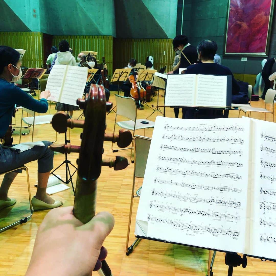 池田健三郎のインスタグラム：「アマチュア オーケストラの練習に来ました。 入口で記名と検温をし、お互いの距離を確保しながらの練習です。 #オーケストラ #アマチュアオーケストラ #ソーシャルディスタンス」