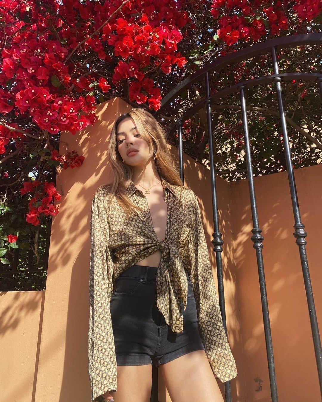リリーマイマックのインスタグラム：「I love button downs 🥺 @lacademie_ @revolve」
