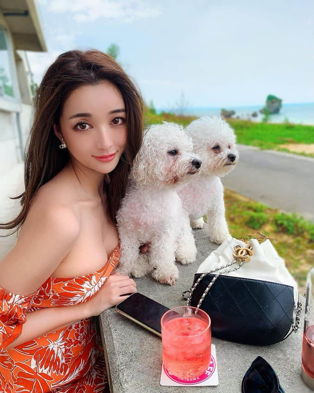 濱野りれさんのインスタグラム写真 - (濱野りれInstagram)「Morning♥️ This is my Fav place to chill. We could rest our tired body while feeling the sea breeze🥰My pups feel the wind more than I do, don't they??💕 . おはよう☺️ ここは私たちの気に入りの場所♥️ 海風を感じながら遊び疲れた体を休めてるの😌💕 自然乾燥って気持ちいいね💗 . . #beachcafe #chilltime #chillout #seabreeze #traveldog #dogtravel #traveldogs #okinawacafe #okinawa #okinawajapan #okinawalife #okinawatrip #bichonfrise #bichonstagram #chanel #chanelbag  #わんことお出かけ #わんこと旅行 #沖縄旅行 #沖縄 #沖縄カフェ #シャネル #シャネルバッグ」10月25日 10時32分 - riregram