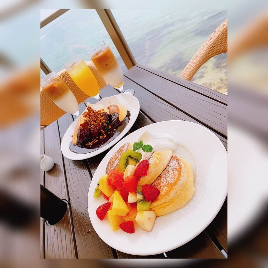 樋口みどりこさんのインスタグラム写真 - (樋口みどりこInstagram)「🥞🍹🌊  #時差スタグラム #夏の思い出 #兵庫 #淡路島 #幸せのパンケーキ  #カフェ #パンケーキ #開放感 #景色 #カフェスタグラム #海 #オーシャンビュー」10月25日 10時34分 - higuchimidoriko