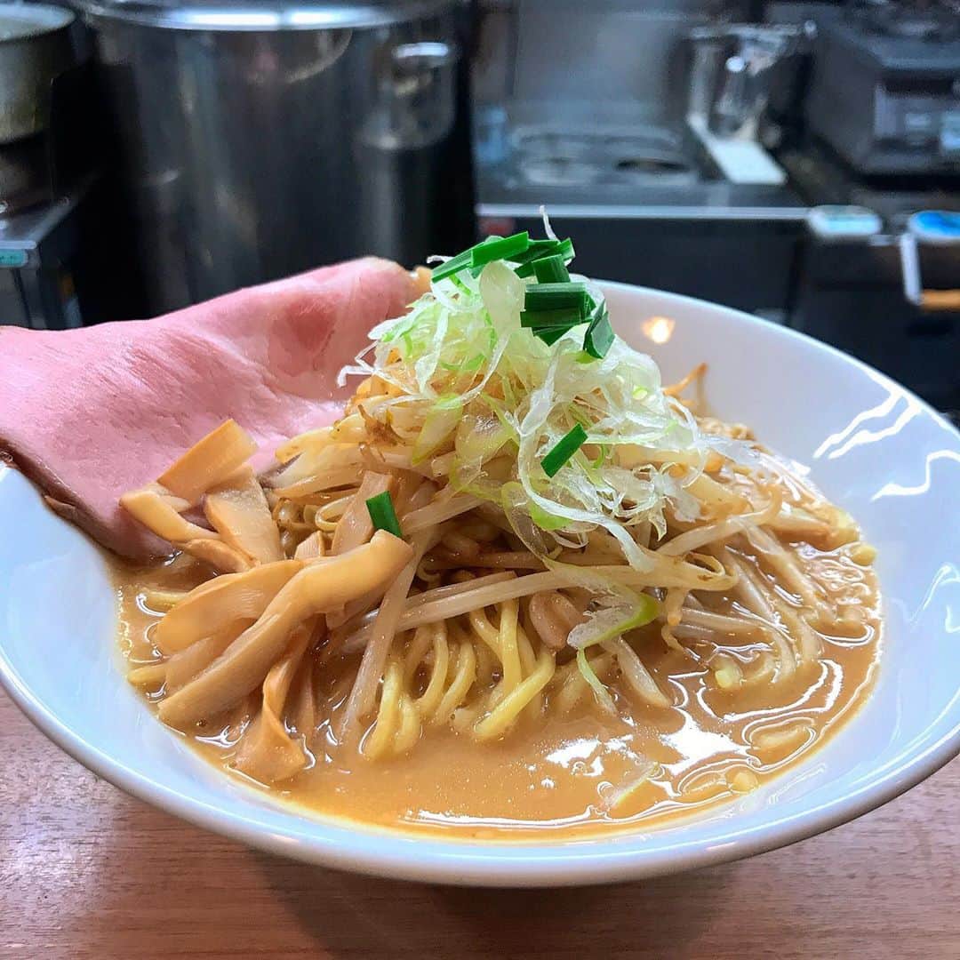 無化調ラーメン「ゆきふじ」のインスタグラム：「10月30日 味噌ラーメンスタート 二週間ほどを予定しております。  実際味見をして味噌を選ぶのですが、これがまた難しい。 一つ一つの味は分かるのですが、これが組み合わさったことでどういった味になるのか想像もつきませんでした。  最終的には直感、直感です！ 輝きを感じた味噌二種類と、地元の味噌一種類を選びました。 何故かこの地元の味噌には懐かしい感じがして使いたくなりました。  麺もサンプルをいただき、もちもちとした歯応えの中に力強さを感じる特製麺を選びました。 通常の麺→140gのところ、特製麺は180gになるので、少な目ご希望の方はお申し付けください。  スープは鶏白湯を使用した、濃厚なスープに仕上がっております。 こってりがあまり好きでない方も、一度でいいのでお試しください。  お値段は¥920となってしまいますが、これでギリギリでした。 申し訳ありません。  普段味噌ラーメンを召し上がらない方も、せっかくなので是非ご賞味ください。  #味噌ラーメン #味噌 #鶏白湯 #鶏白湯ラーメン #もやし #浅草開化楼 #太麺」