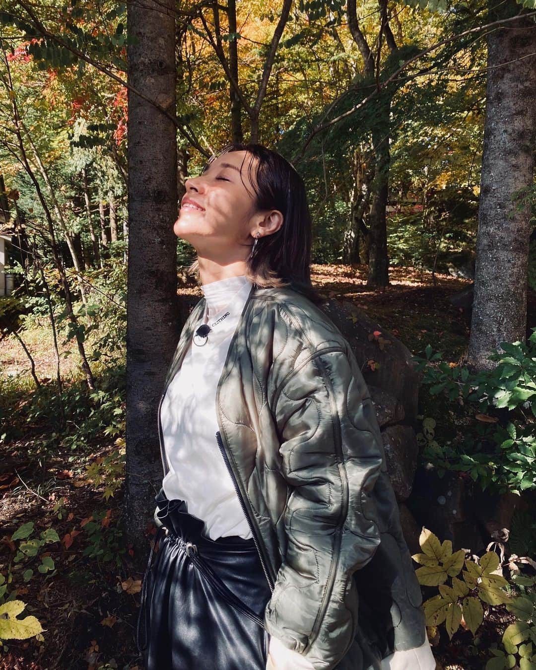 鈴木紗理奈さんのインスタグラム写真 - (鈴木紗理奈Instagram)「おはよう。 今日は楽しみなロケ。 森林浴、最高〜。  みなさん素敵な休日を‼︎  #紗理奈流styling」10月25日 10時39分 - munehirovoice
