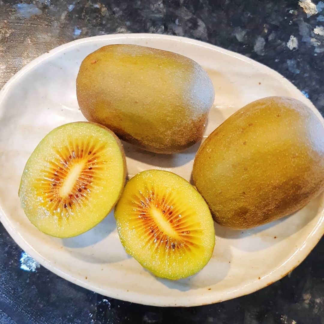 チョン・ダへのインスタグラム：「후기의 장.  드디어 레드키위 후숙 완료~!!☺  레드키위 맛나다는 곳이 있어서 제가 사랑하는 몇 분께 보내드렸는데, 보내고 나서 후숙이 필요하다는 사실을 알게 되었어요😅 후숙을 당부하고  10일쯤이나 지난 지금 맛나게 잘 익었네요 언니들~!! 이제 드세요🤩  cc크림은 다 받아 보셨죠? 제가 어제 응답하라1988을 다시보다가 눈물이 빵 터져서 눈물콧물 다 짜냈더니 얼굴이 팅팅 부어서  사람 꼴이 아니더라구요.... 이럴 때 꼭 필요한 cc크림! 얼굴이 반짝반짝 빛나서 좋더라구요 (사람 꼴 유지가능🤣🤣)  여기저기서 좋다는 후기를 보내주시고 있어서 저도 기쁩니다🤗  좋은물건 소개하고 선물하고  나눠 쓰고 나중에 좋다고 말 해주면 전 그게 행복하더라구요☺  모두 오늘 더 이뻐지세요🧚‍♀️  #딸래in제주 #레드키위 #후숙싫어 #성격급한딸래 #뷰디아니cc크림 #좋은건함께나눠요」