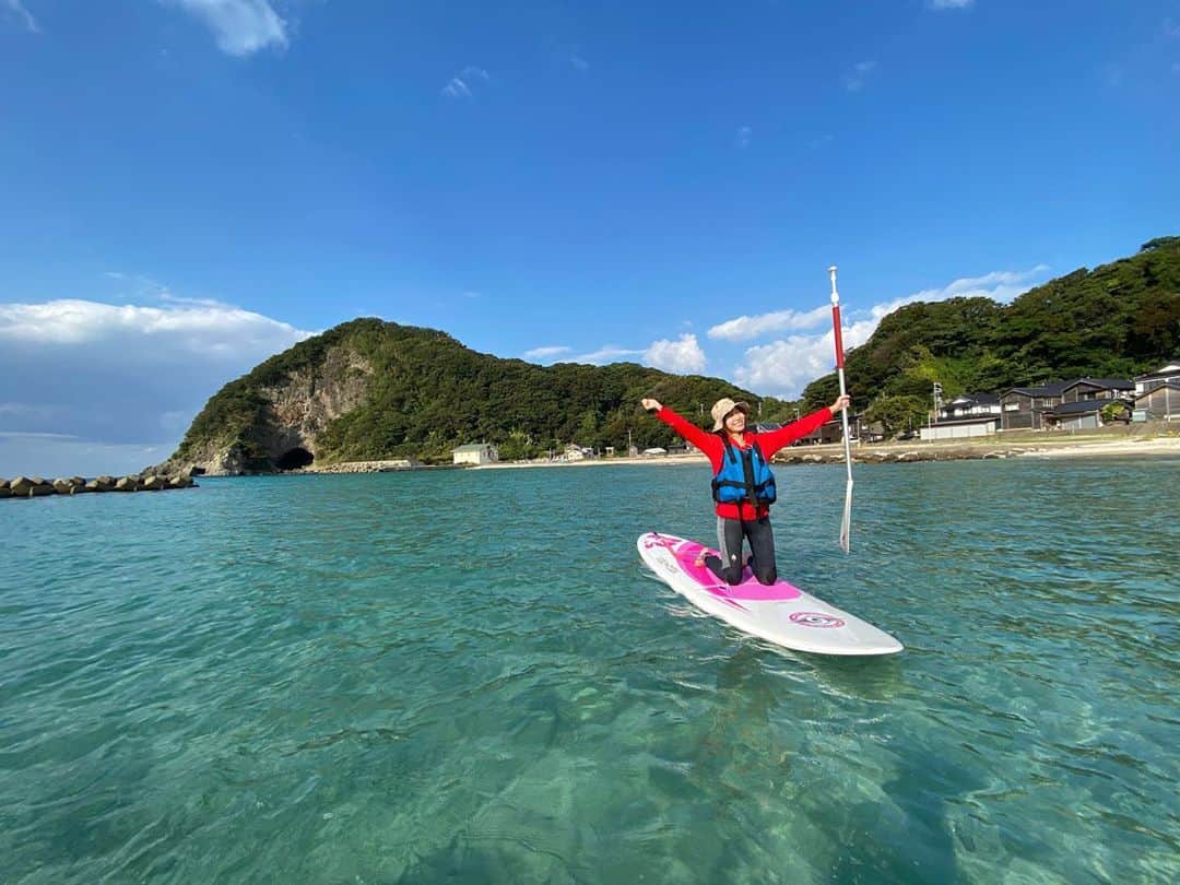 辻詩音のインスタグラム：「SUPというスポーツを生まれて初めてやらせて頂きました！🏄‍♀️ 2枚目までめちゃ余裕そうに見えるけど、これバランス取るの結構難しいんだよ...！ インストラクターさん「写真撮るからこっち見て〜！📸」 私「無理でええーす！涙 余裕ないでーーす！！」の会話を何度繰り広げたことか..笑 奥までいくと波が来なくなるんだけど、それまでが大変で。 サーフボードの形状的に波に向かってまっすぐ漕ぐことが大事みたいなんだけど、波が怖くてどうしても横向いちゃうの、そうすると流される！ 波に向かって行くときは、もうマインドは世界を救うセーラームーンのつもりで、覚悟をして向かったよね。 精神も鍛えられるね？！(大袈裟) ぷかぷか浮いてるときは楽しいです！サンセットの時間にやるとまた景色が綺麗みたい🌙 優しく教えて頂きありがとうございました！  #SUP #山陰海岸ジオパーク #辻詩音 #兵庫旅行 #世界地質公園 #兵庫 #わおじお #豊岡 #海の家メリ #japantravel」
