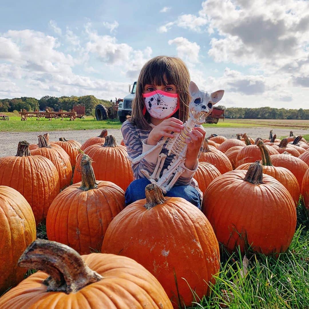 Ilana Wilesさんのインスタグラム写真 - (Ilana WilesInstagram)「I’m not sure we are going to make it to a pumpkin patch this year,  so when I saw this pile of pumpkins on the side of the road, I pulled over, and made Harlow take a pic just for the gram. Swipe left 😂 That’s her new pet Skeleton Bones on her lap. Someone killed him at Target and Harlow insisted on rescuing him 💁🏻‍♀️」10月25日 10時47分 - mommyshorts