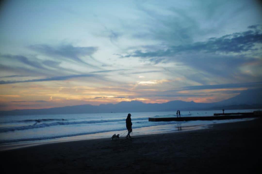 稲垣雅彦のインスタグラム：「鵠沼海岸  #leica #leicasl2 #canon50/0.95 #sunset #鵠沼海岸」