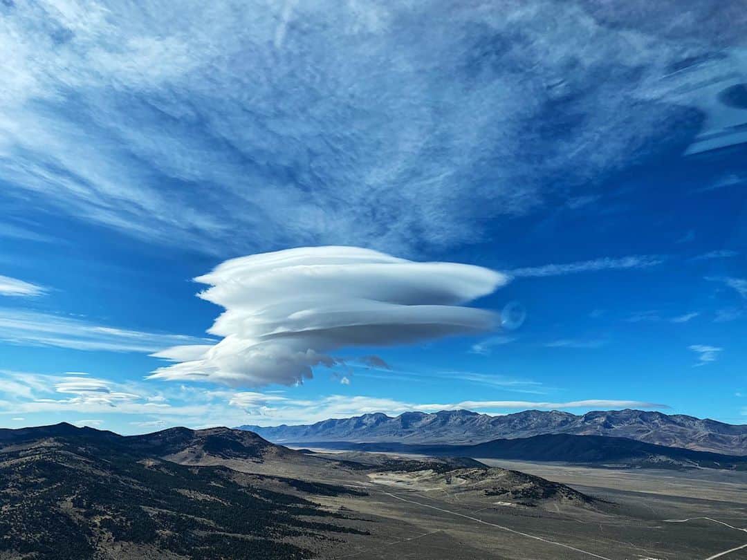 Kristina Bashamのインスタグラム：「Lenticular clouds all over while flying near Salt Lake City ✈️」