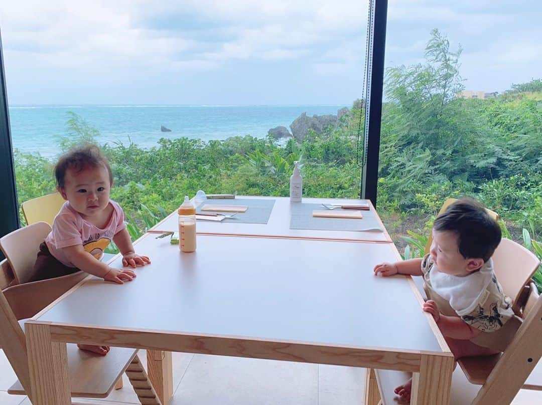 来夏さんのインスタグラム写真 - (来夏Instagram)「#💗 初デート風👫🏻☕️笑 子供たちがすっかり仲良くなってたね☺️ 半年下のボーイフレンド❤️ #okinawa #バンタカフェ #babies #子連れ旅行」10月25日 10時50分 - rairairaika