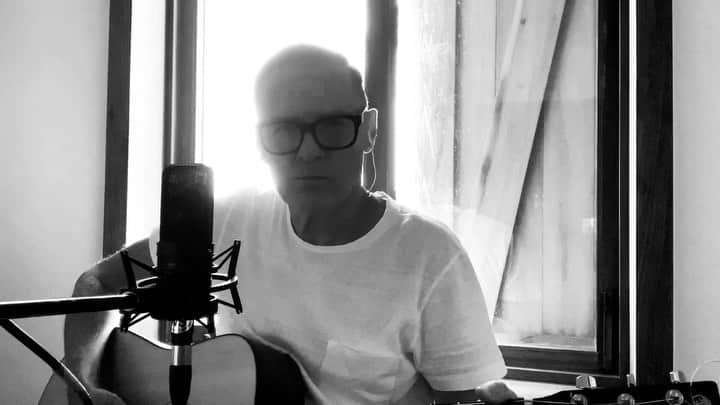ブライアン・アダムスのインスタグラム：「What Does It Do To Your Heart? Written around the time of the album "On A Day Like Today" this song ended up making to a b-side or two, although i've never performed it live until this performance.  It’s been requested by many fans here on Instagram and you can see the whole video if you head over to YouTube - link in the bio.  I'm singing live to the original TV track.  lyric:  you may be wrong or you may be right but this ain't something you wanna fight there's a chance that this could be the one  maybe ya don't need complications but this is a simple situation let your feelings go - cuz ya really need to know  what does it do to your heart? when she hangs on every word you say and she's casting every single smile your way  what does it do to your soul? when you know that everything she needs is simply being around the air you breathe what does it do to your heart?  written by Adams/Kennedy  #bryanadamswhatdoesitdotoyourheart #bryanadamsonadayliketoday」