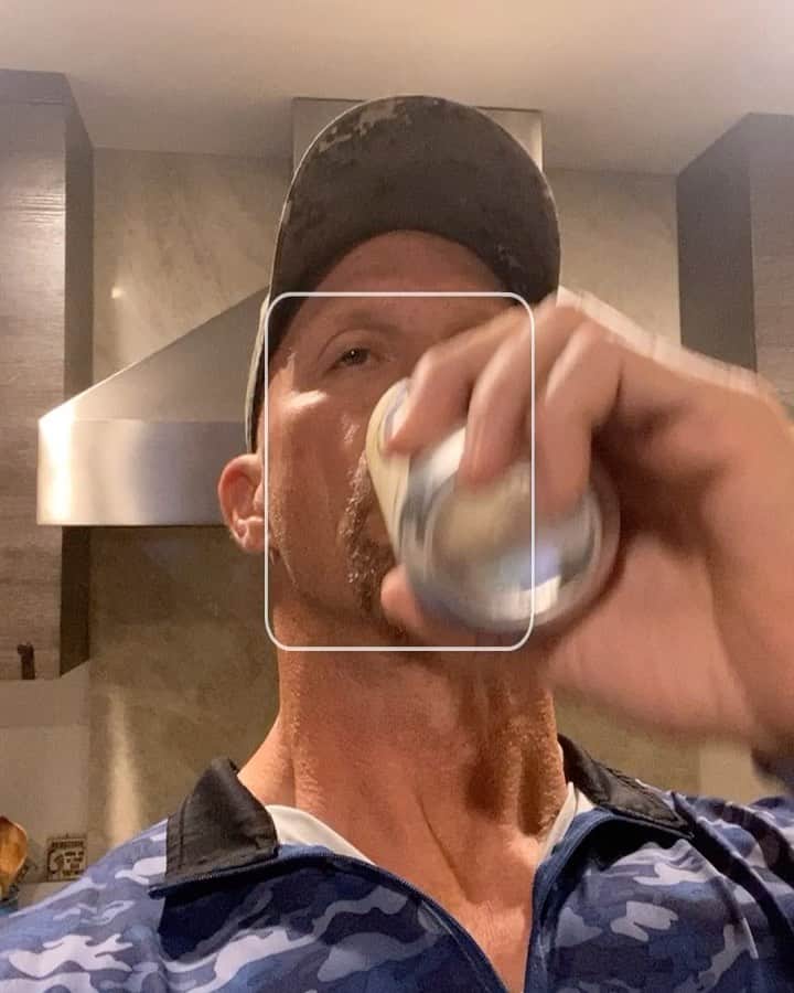 ストーン・コールド・スティーブ・オースチンのインスタグラム：「🔊⬆️World Series. Swig of Beer.  Drinking the Best IPA in America.  @esbcbrews #brokenskullipa  #beer #craftbeer #coldbeer  #america #usa #worldseries  #cheers」