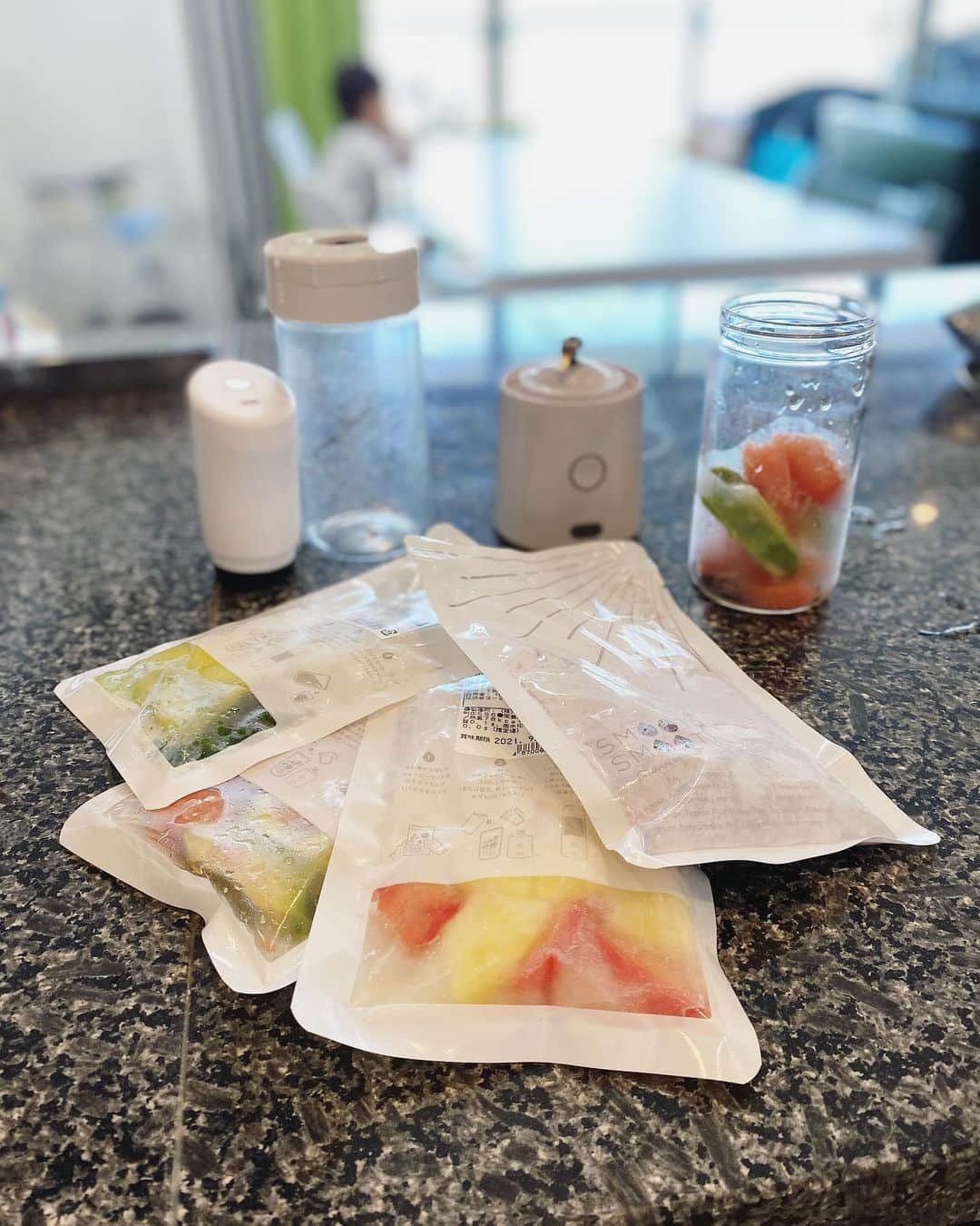 のインスタグラム：「おはようございます。 今日の朝食は、#スムージー 🥝🥬🍎🥦🥑🍋 @smooth_smoothie.jp はじめてから、スムージー生活がほんと楽ちん😚  いつも同じ味ばっかりになっちゃうけど、これだと味の種類も豊富なので、気分や体調によって選べるよね☺️ ちなみに、写真のミキサーや保存ボトルは、購入時に付いてたものですよっ  おススメ  #smoothie #smoothsmoothie #スムージー生活」