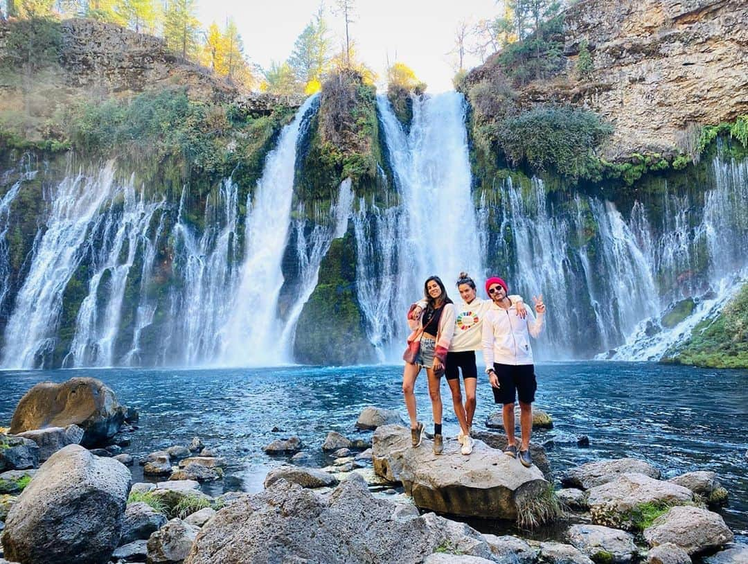 アレッサンドラ・アンブロジオさんのインスタグラム写真 - (アレッサンドラ・アンブロジオInstagram)「Breathe in the beauty - It’s all good ✨ #sacredland #waterfalls #mtshasta」10月25日 11時01分 - alessandraambrosio