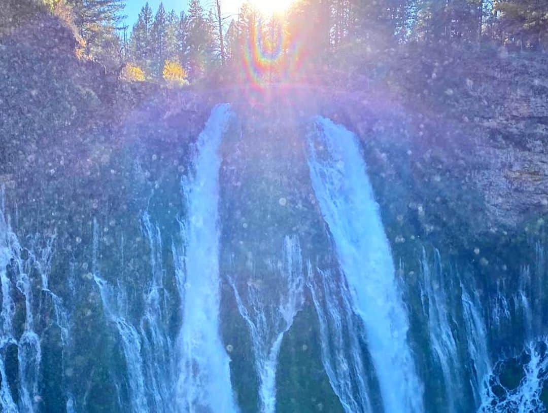 アレッサンドラ・アンブロジオさんのインスタグラム写真 - (アレッサンドラ・アンブロジオInstagram)「Breathe in the beauty - It’s all good ✨ #sacredland #waterfalls #mtshasta」10月25日 11時01分 - alessandraambrosio