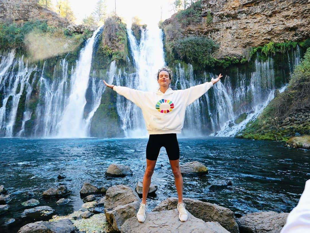 アレッサンドラ・アンブロジオさんのインスタグラム写真 - (アレッサンドラ・アンブロジオInstagram)「Breathe in the beauty - It’s all good ✨ #sacredland #waterfalls #mtshasta」10月25日 11時01分 - alessandraambrosio