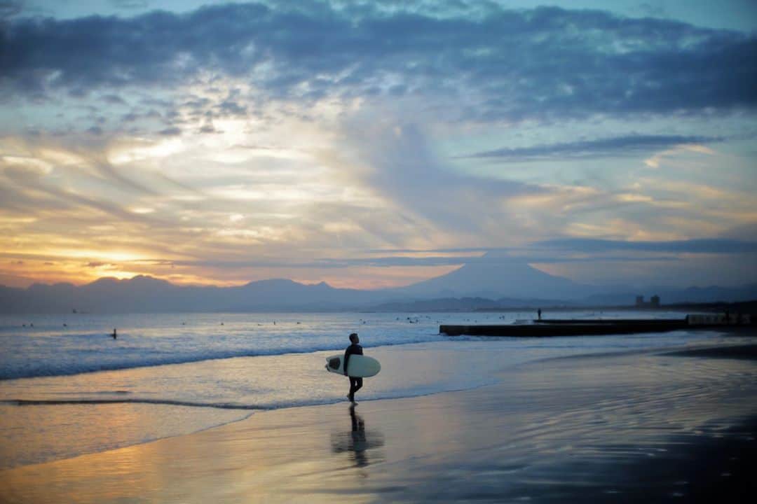 稲垣雅彦のインスタグラム：「鵠沼海岸  #leica #leicasl2 #canon50/0.95 #sunset #鵠沼海岸」