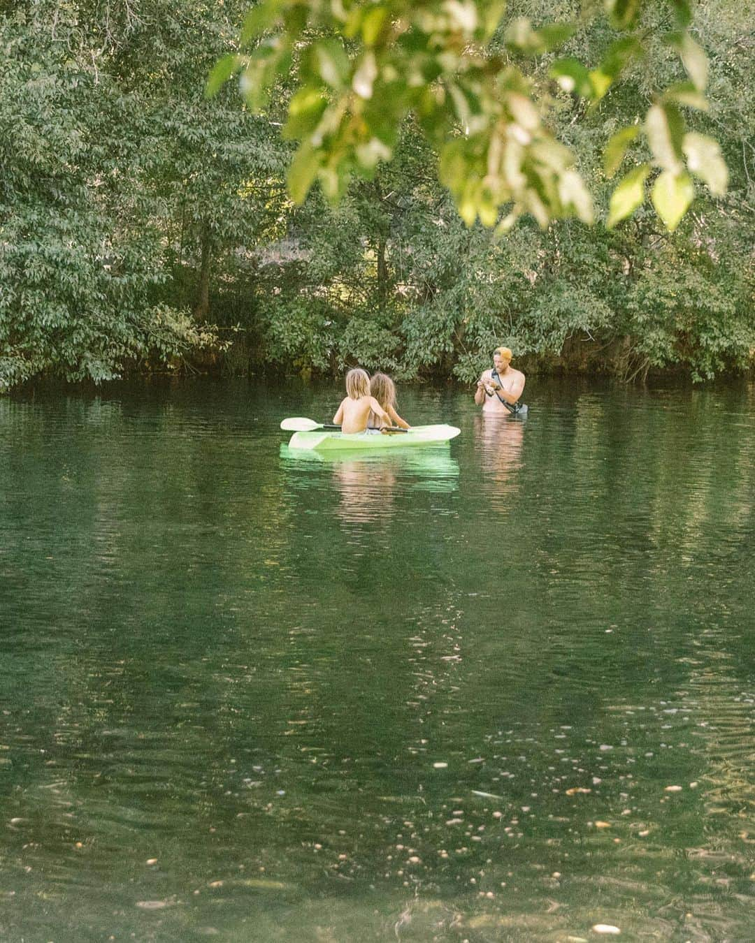 Amber Fillerup Clarkさんのインスタグラム写真 - (Amber Fillerup ClarkInstagram)「Chauncey was in heaven this weekend swimming in the creek and chasing javelinas. Love when my pup is exhausted at night because that is the sign of a good Chauncey day!」10月25日 11時09分 - amberfillerup