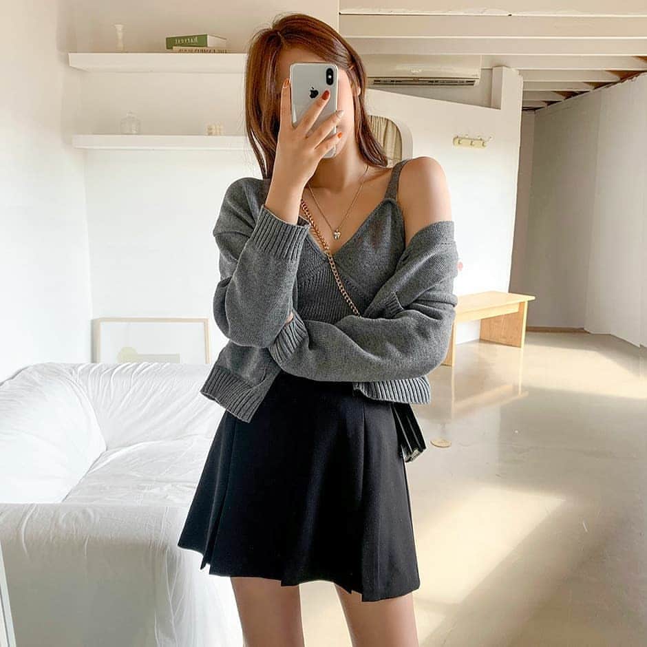 Chuuのインスタグラム：「겨울 옷 꺼내긴 아직 햇살이 좋으니까🌞   세트로 입어도, 각각 단독으로 입어도 너무너무 예쁜 가디건세트! 소장하고 있으면 데일리룩 고민은 끝!  #츄 #chuu #데일리룩 #가디건세트 #좋아요 #데일리 #니트」