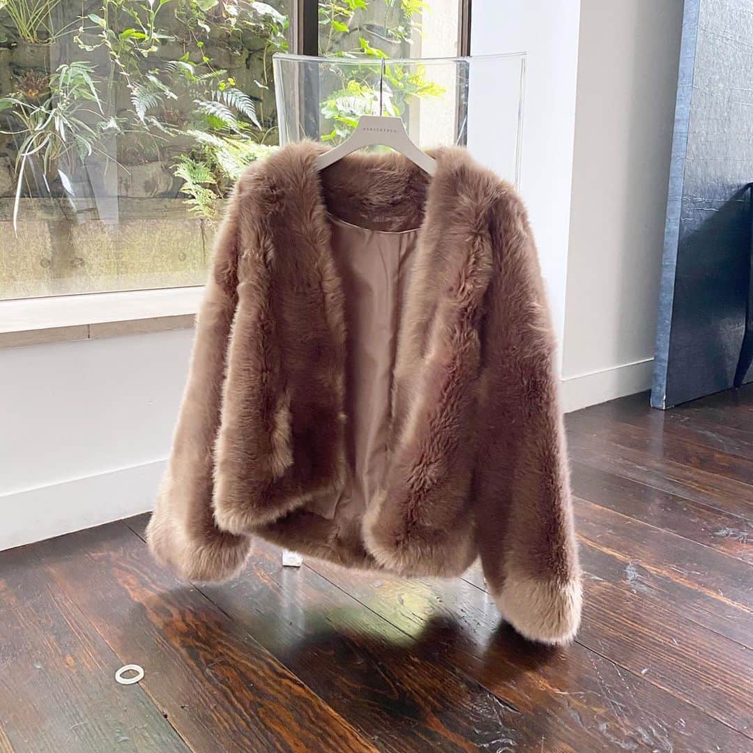 MERCURYDUOさんのインスタグラム写真 - (MERCURYDUOInstagram)「《 OUTER COLLECTION 》 ㅤ ショートアウターで作る今っぽ9styling -STAFF身長別着回しコーデ- MERCURYDUOの今季一押しアウターをSTAFFの身長別コーディネートで公開♪ ㅤ ✔︎recommend outer① #エコファーコクーンコート color:brown/beige ￥17,600(taxin) ㅤ 153cm: @hidemi_kimura12  160cm: @mercuryduo_mika  167cm: @mercuryduo_chizuru  ㅤ ✔︎recommend outer② #ウォッシャブルショールカラーショートダウン color:ivory/black/pink/beige ￥18,200(taxin) ㅤ 153cm: @arisa_wada121  160cm: @ayumi_kodama721  162cm: @manami_muraoka1112  ㅤ ✔︎recommend outer③ #【GERRY別注】ナイロンブロッキングボアブルゾン color:ivory/brown ￥17,600(taxin) ㅤ 150cm: @shiho_kagiyama  157cm: @yui_amaco  171cm: @moemi_shirai  ㅤ RUNWAYchannelにて身長別スタイリングを公開中♡ IGTVで上記アウターの素材や着心地、サイズ感のご紹介もUP!! 全店舗OUTER COLLECTION限定内装も是非checkしてみてください♪ ㅤ TOPのURLからcheck▶︎▶︎▶︎ ㅤㅤ —————————————————— ㅤㅤㅤㅤㅤ @mercuryduo_styling  #MERCURYDUO #マーキュリーデュオ  #公式通販RUNWAYchannel #OUTER #アウター #冬アウター」10月25日 11時19分 - mercuryduo_com