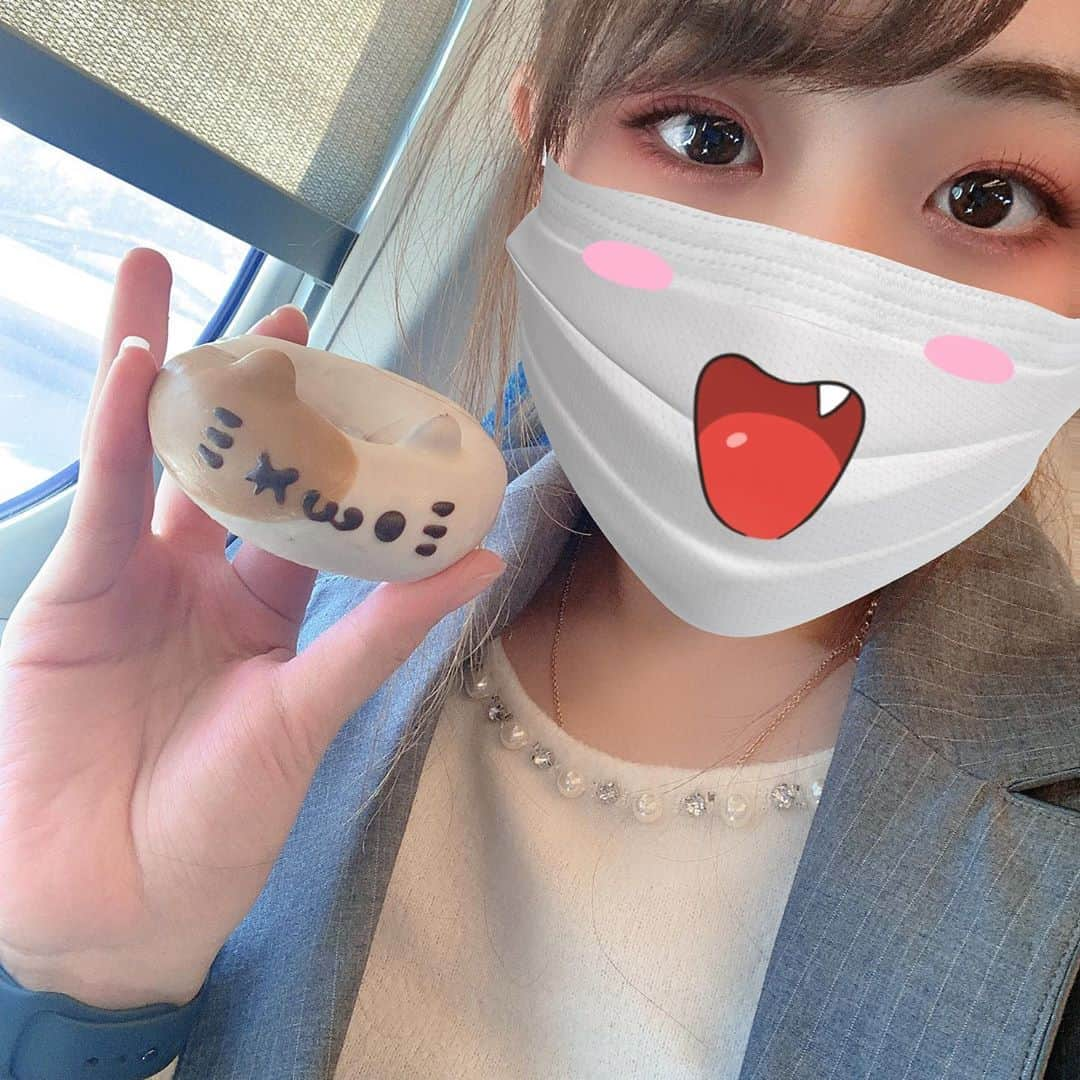 尾上萌楓さんのインスタグラム写真 - (尾上萌楓Instagram)「. . 可愛いドーナツ頂いた！！🍩🐈♡ . . なんでこんな真顔なんだろ（笑） . . . #女子大生 #プロボウラー #ボウリング #ドーナツ #猫 #可愛い #kawaii  #pリーグ #pリーガー #もえかちゃんねる #尾上萌楓」10月25日 11時11分 - moeka_94