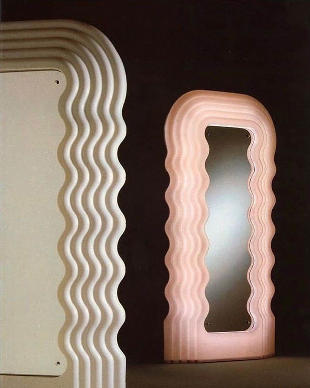 Luraのインスタグラム：「💓Obsessed with this Ultra Fragola Mirror by Ettore Sottsass, 1970.」