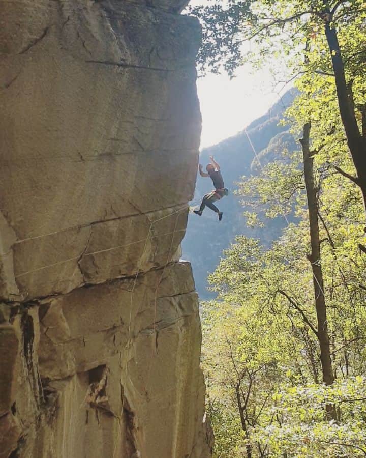 イェルネイ・クルーダーのインスタグラム：「There's always something new to learn. This time I decided to start working on what should be the hardest trad. climb in the world so far. I also had a privilege to start working on it with who else, but one of the best trad. climbers in the world, @onceuponaclimb 😁. Even more. During those days on it, I gave him several safe falls  but also a belay, where he wouldn't need my help! Congrats on ascent (it looked effortless), and hats down for @jacopolarcher for such an incredible vision and FA.  What considers me, is a bit different. I feel good on it and for sure physically ready for a send. But there comes a problem where I don't see a solution. When I try the upper crux on top rope, it feels totally doable and not even too hard. But there are times when I get no friction on that holds at all and the ascent feels miles away. Luckily the route is so nice I'm enjoying every second on it and I believe, that patients will turn into my own good at some point 😁👍🏻. On video is my high point- 2 holds from the finishing jug 🙃. @scarpaspa @ocun.climbing @vibram @snowmonkey」