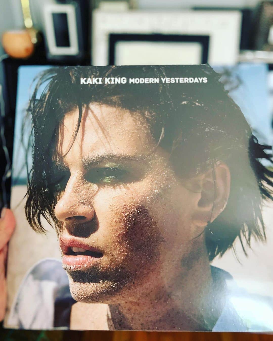 カーキ・キングのインスタグラム：「Vinyl is here! Get yours at my webstore through kakiking.com Artwork on the back by @jessicatemplinking」