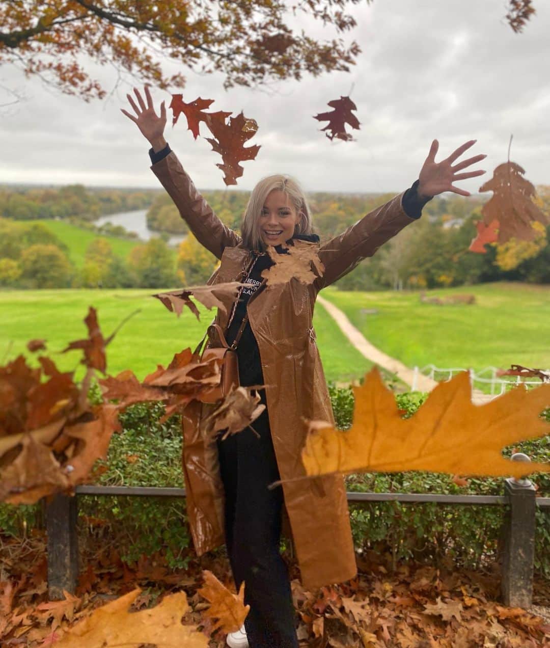 ニーナ・ネスビットさんのインスタグラム写真 - (ニーナ・ネスビットInstagram)「if your mates aren’t hyping you up whilst chucking leaves at you and looking out for trees that compliment your new jacket for an autumnal photoshoot are they really your mates lol 🍂 shot by @caattim」10月25日 2時22分 - ninanesbitt