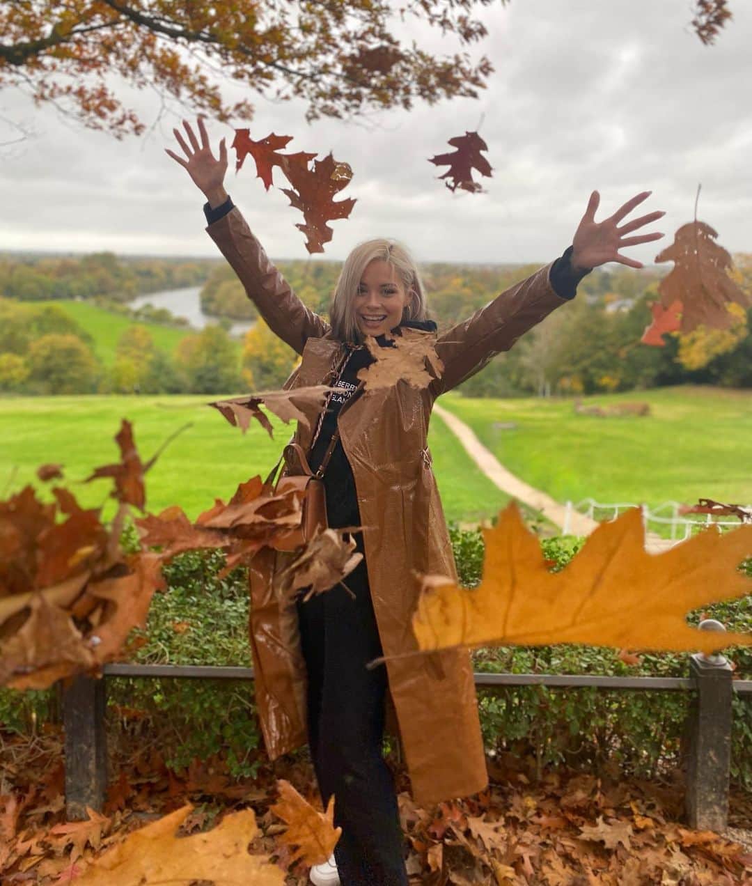 ニーナ・ネスビットのインスタグラム：「if your mates aren’t hyping you up whilst chucking leaves at you and looking out for trees that compliment your new jacket for an autumnal photoshoot are they really your mates lol 🍂 shot by @caattim」