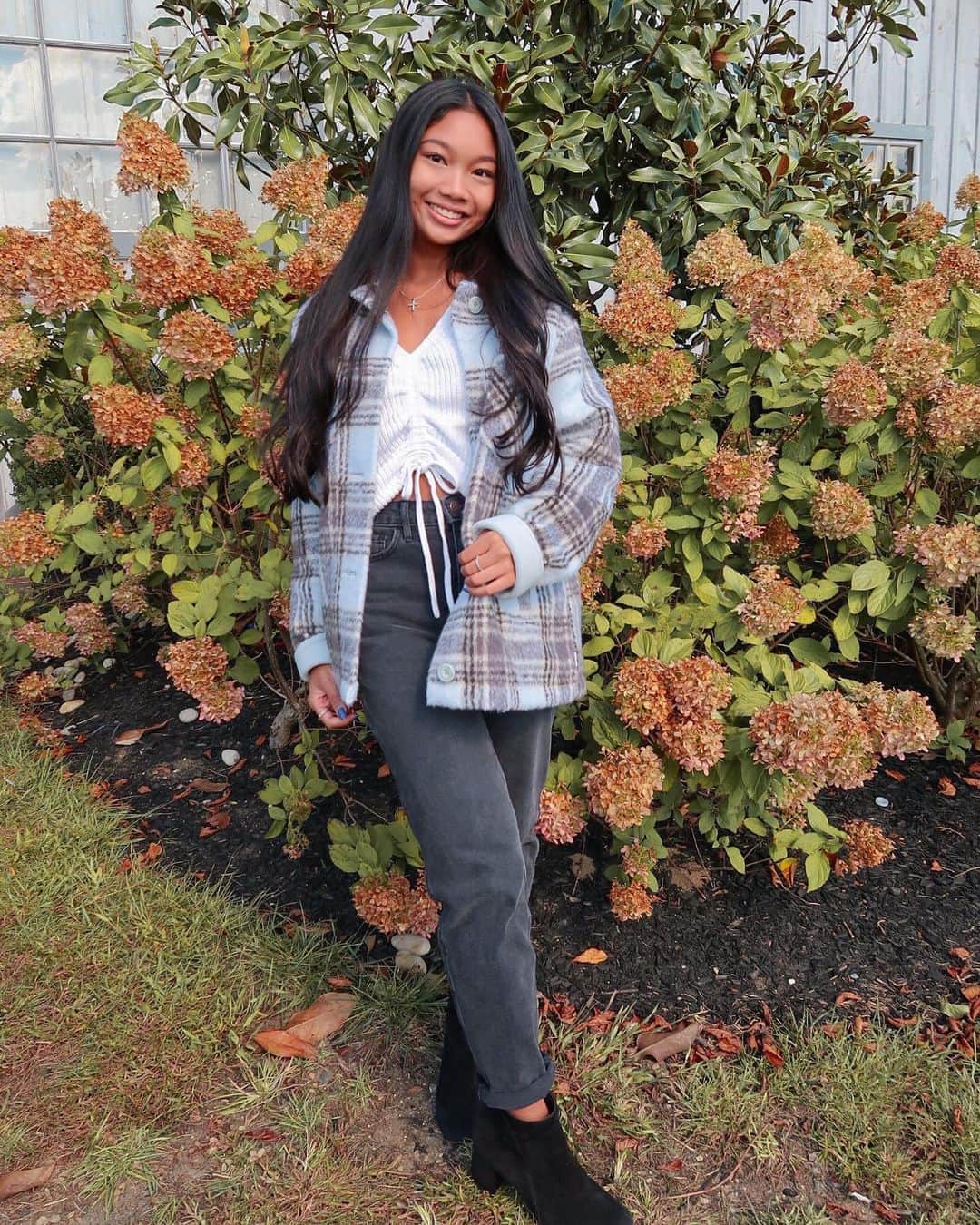 Hollister Co.さんのインスタグラム写真 - (Hollister Co.Instagram)「Hi & welcome back to the flannel channel. On today's episode, outfits that smackkkk & here's your host, @laura_estilo. 📺 #HollisterCollective」10月25日 2時28分 - hollister