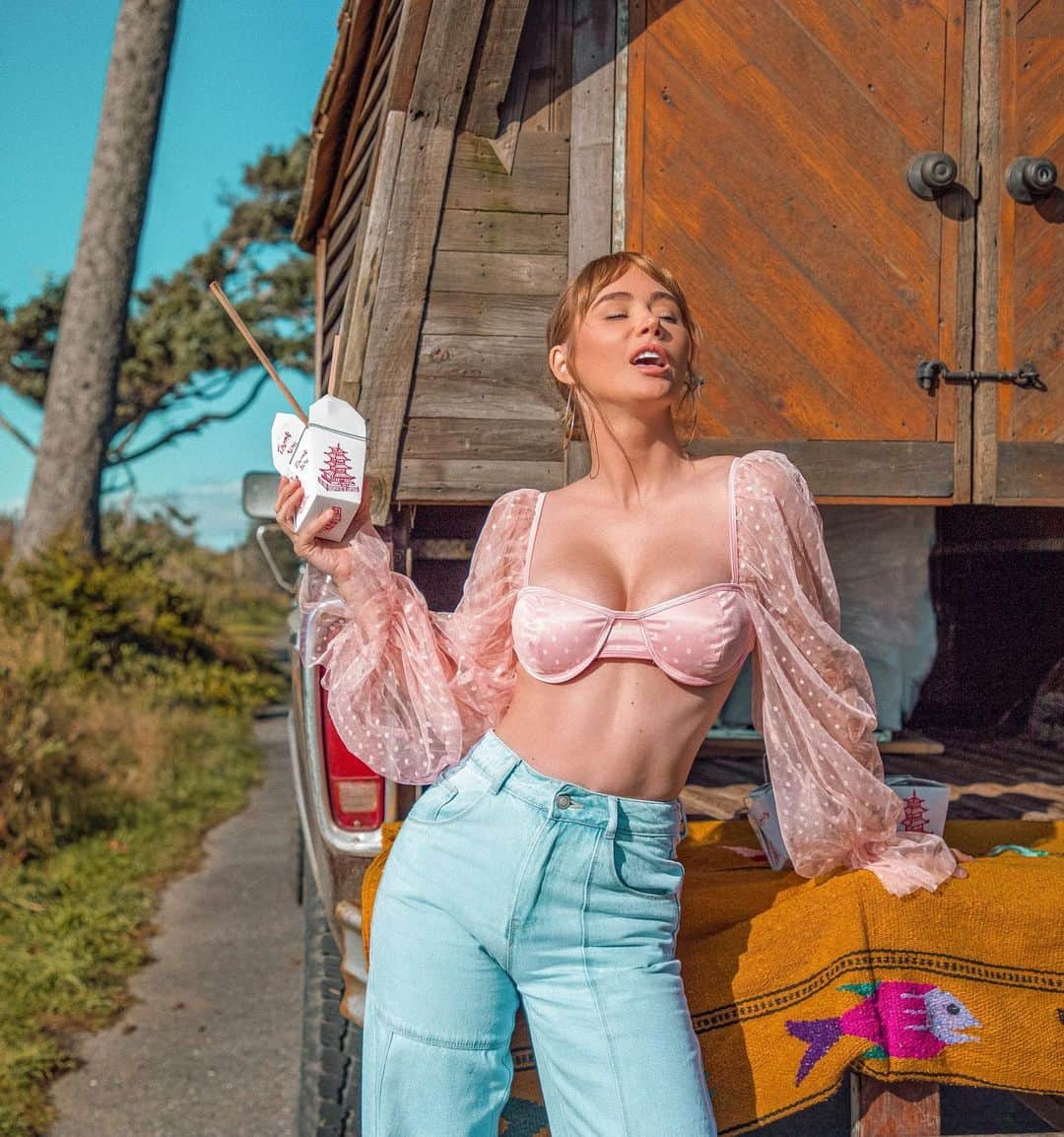 サラ・ジーン・アンダーウッドさんのインスタグラム写真 - (サラ・ジーン・アンダーウッドInstagram)「Afternoon snack in @fashionnova top and jeans 😋 SWIPE 🤙🏻fashionnovapartner . Top “sweet and sultry crop top” Pants “she seams like fun wide leg jeans” . #novababe #ootd #fashion #croptop」10月25日 2時36分 - saraunderwood