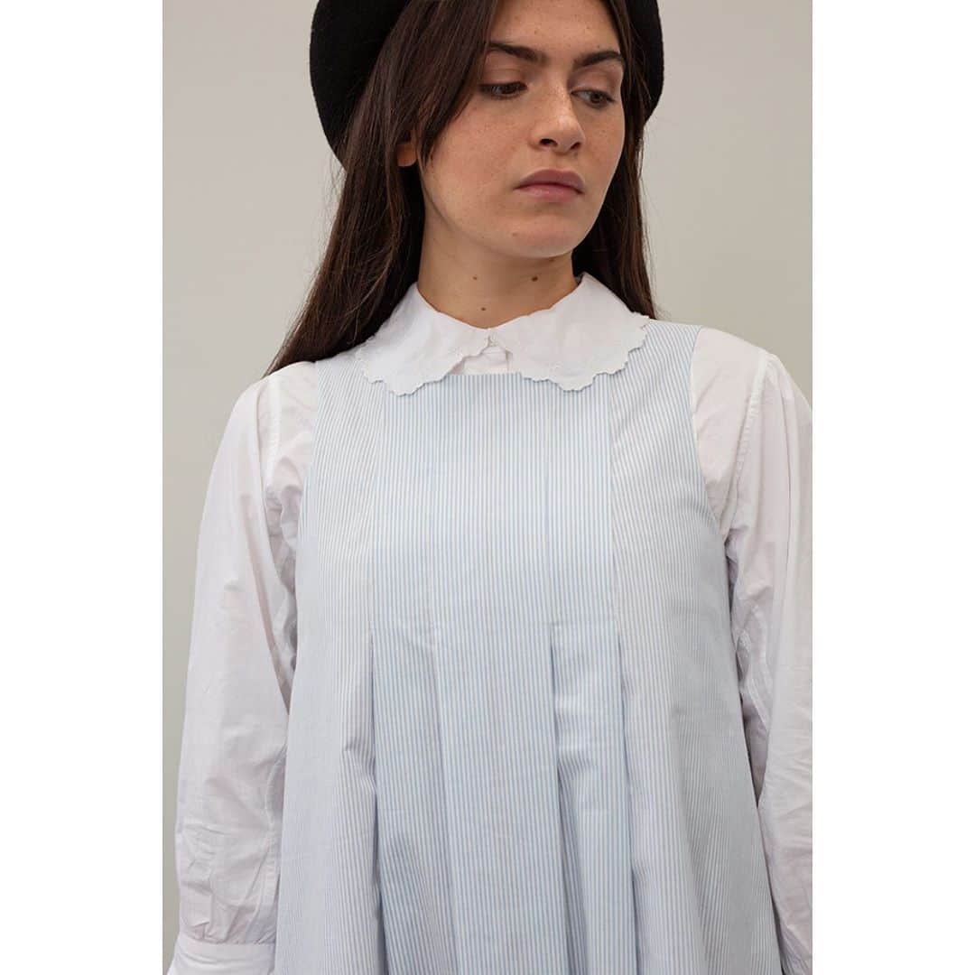 キャベジズ&ローゼズのインスタグラム：「Glorious Indian cotton & cotton voile. Delicate details from talented craftsmanship. 🤍👌 @just_belle @scottlongjphoto @christina_strutt #delicate #delicatedetails #cotton #madeinindia #voile #nightwear #edwardianfashion #livinglifebeautifully #cabbagesandroses #cabbagesandrosesfashion #bruton #somerset #timeless #classic」