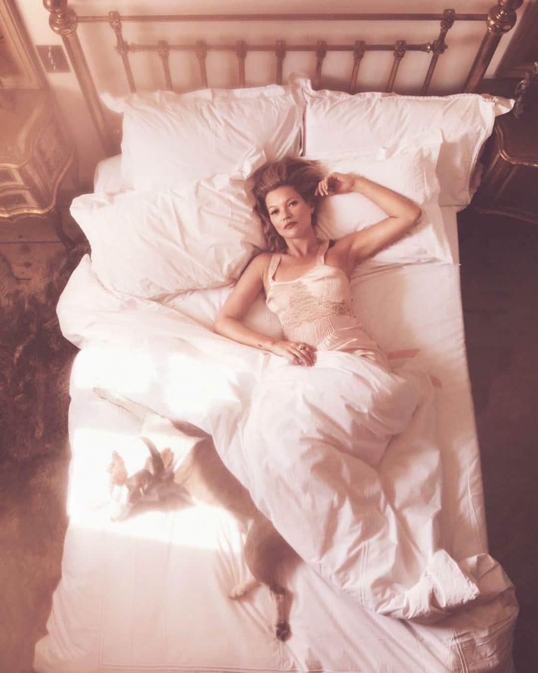 Vogue Parisさんのインスタグラム写真 - (Vogue ParisInstagram)「Don't forget, the clocks go back tonight in Paris! And while that might mean darker evenings, at least it's another hour in bed #KateMoss shot by @MikaelJansson, styled by @EmmanuelleAlt」10月25日 2時38分 - voguefrance
