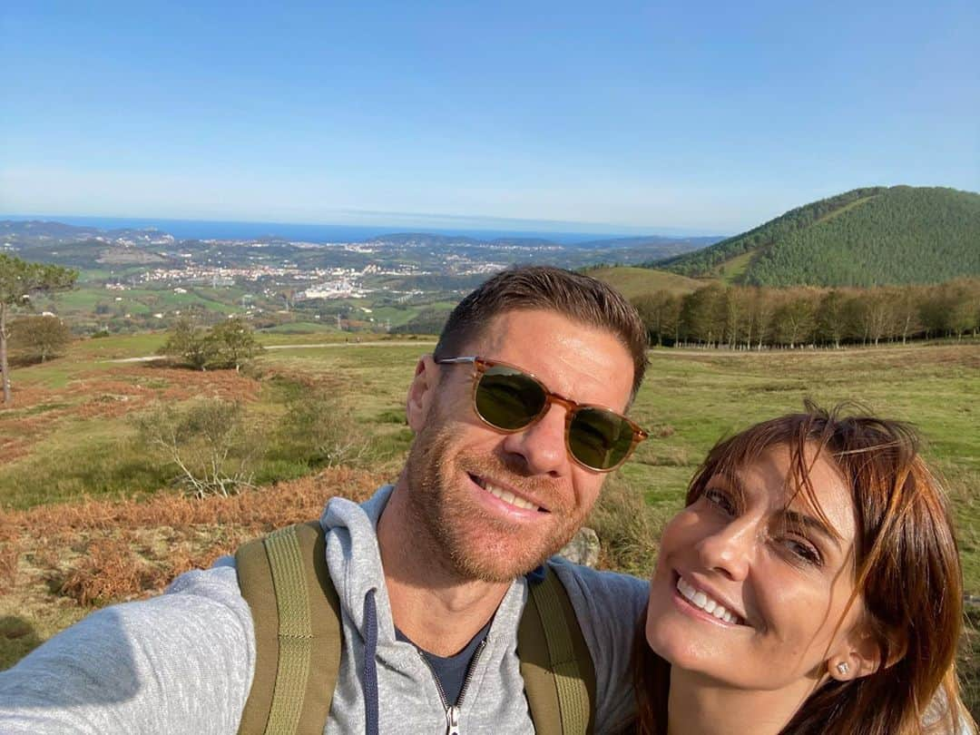 シャビ・アロンソのインスタグラム：「Happy hiking in Basque mountains」