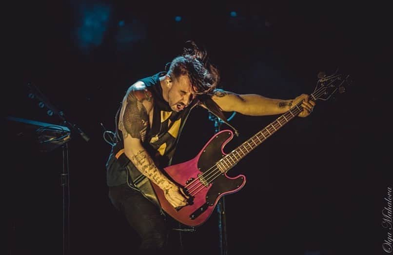 Shinedownさんのインスタグラム写真 - (ShinedownInstagram)「Living vicariously through these live concert shots! 🤘⚡️If you could go back in time to your favorite Shinedown show, what would it be???  📸 @revanshiz • @adrenaline_stadium   #shinedown#livemusic #liveconcertphotography #attnattnworldtour」10月25日 3時00分 - shinedown