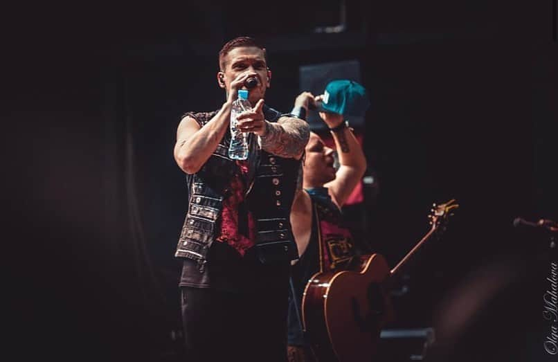 Shinedownさんのインスタグラム写真 - (ShinedownInstagram)「Living vicariously through these live concert shots! 🤘⚡️If you could go back in time to your favorite Shinedown show, what would it be???  📸 @revanshiz • @adrenaline_stadium   #shinedown#livemusic #liveconcertphotography #attnattnworldtour」10月25日 3時00分 - shinedown