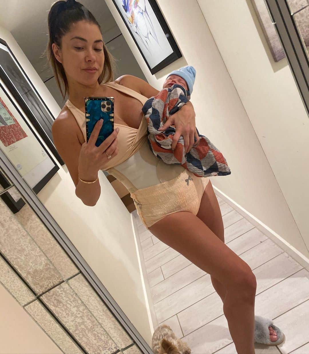 アリアニー・セレステさんのインスタグラム写真 - (アリアニー・セレステInstagram)「4 days vs 4 weeks. This is #postpartum. Never in a million years did I think I would post a picture of myself like this, vulnerable, in adult diaper. YEP. I’m doing this to shed some light on the #4thtrimester .To those who have been thru this, & to those who will go thru this, be gentle on yourself. #Postpartumblues is real! Sometimes it’s hard to think about taking care of yourself when u have a newborn and it’s all about them. I’ve had moments where I hide in the bathroom and cry (I hate people seeing me cry) but at this point I’m getting used to being vulnerable in front of others. It’s ok to not be ok! Just a reminder to take care of YOU! Some advice from this new mom is to rest as much as possible the week after birth, drink a ton of water, and ask for help. I never knew how hard it really would be. Even after all the research and preparing for pregnancy, birth, & aftercare I still feel a little lost . To any new moms that may feel feel this way, feel free to dm me- I’m no expert, but I learned a lot that I’m willing to share.  - I have to thank my my squad for helping me thru this .  - First my sweet momma B who I have so much new love and respect for . She brought me to the world and gave me everything and now is helping me with my son. I feel so bad for ever being a little 💩 to her!  - @theking my love and best friend...I’m amazed by you! Everything from pregnancy to taking classes with me, being my support and my rock. The love you give Raiden and I and how hands on you are already...I couldn’t have been blessed with a better partner/baby daddy. 🥰 - @thesoulfulbirth my hypnobirthing coach and doula ...I am forever grateful for what you taught me. The strength and grace you showed me in one of the hardest times in my life- I don’t think my birth would have went like it did without you your energy with me !  - @CC your growing with me classes taught me so much and allowed me to become a part of a beautiful mommy group and I’m so thankful for that .  - @jenniferr my lactation consultant - you have helped me in a time where I was most vulnerable/nervous/worried. Teaching me again to let go and that everything is going to be ok. I’m so grateful!  🙏🏼❤️🙏」10月25日 3時01分 - ariannyceleste